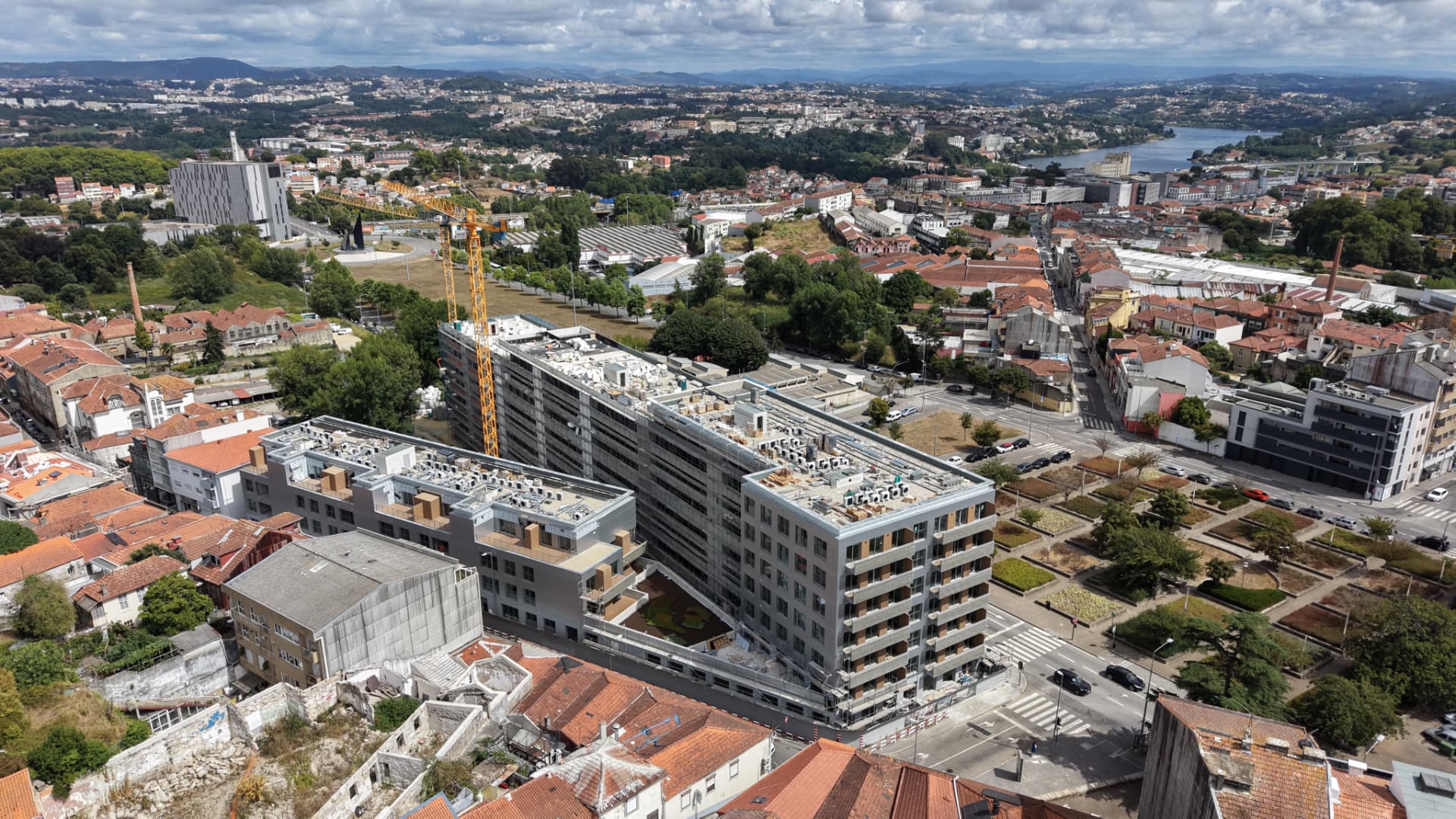 Vista aérea do conjunto edificado — FLORES, agosto 2026