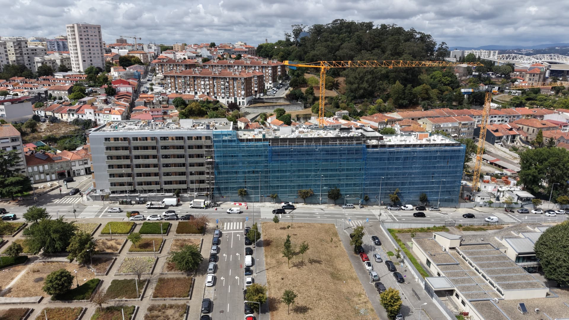 Fachada em execução com andaimes — obra FLORES, agosto 2026