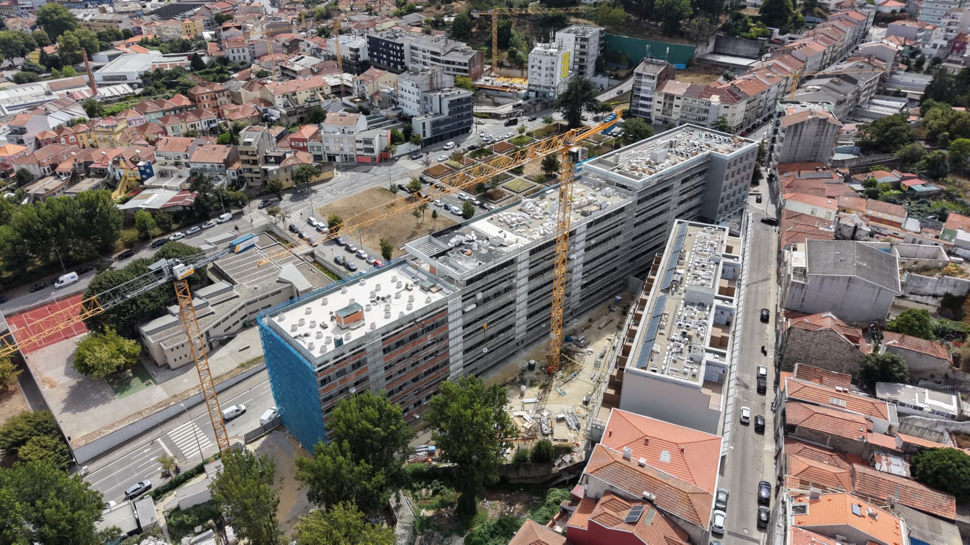 Cobertura e envolvente urbana da obra — FLORES, agosto 2026