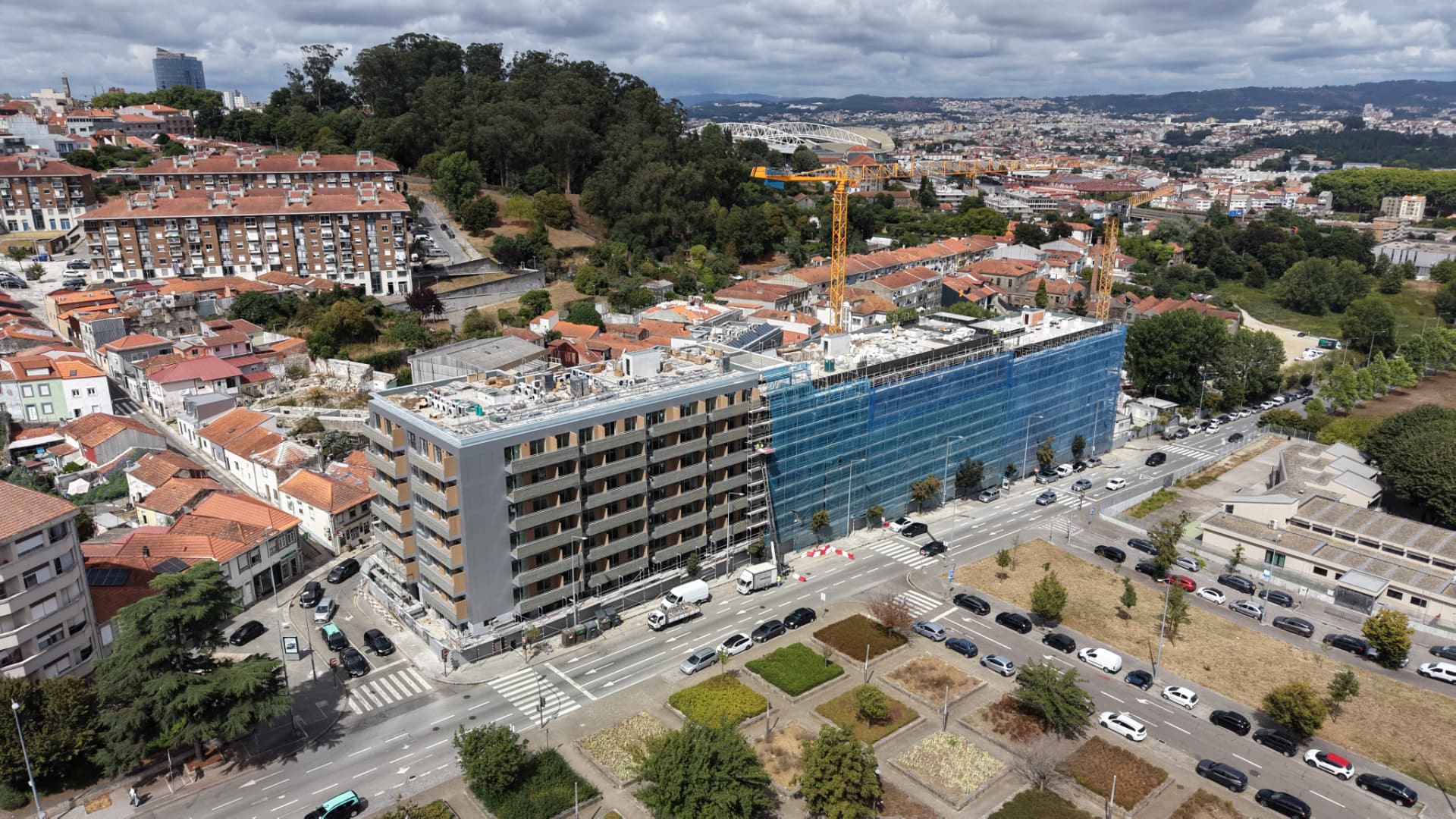 Fachada concluída do corpo poente — obra FLORES, agosto 2026