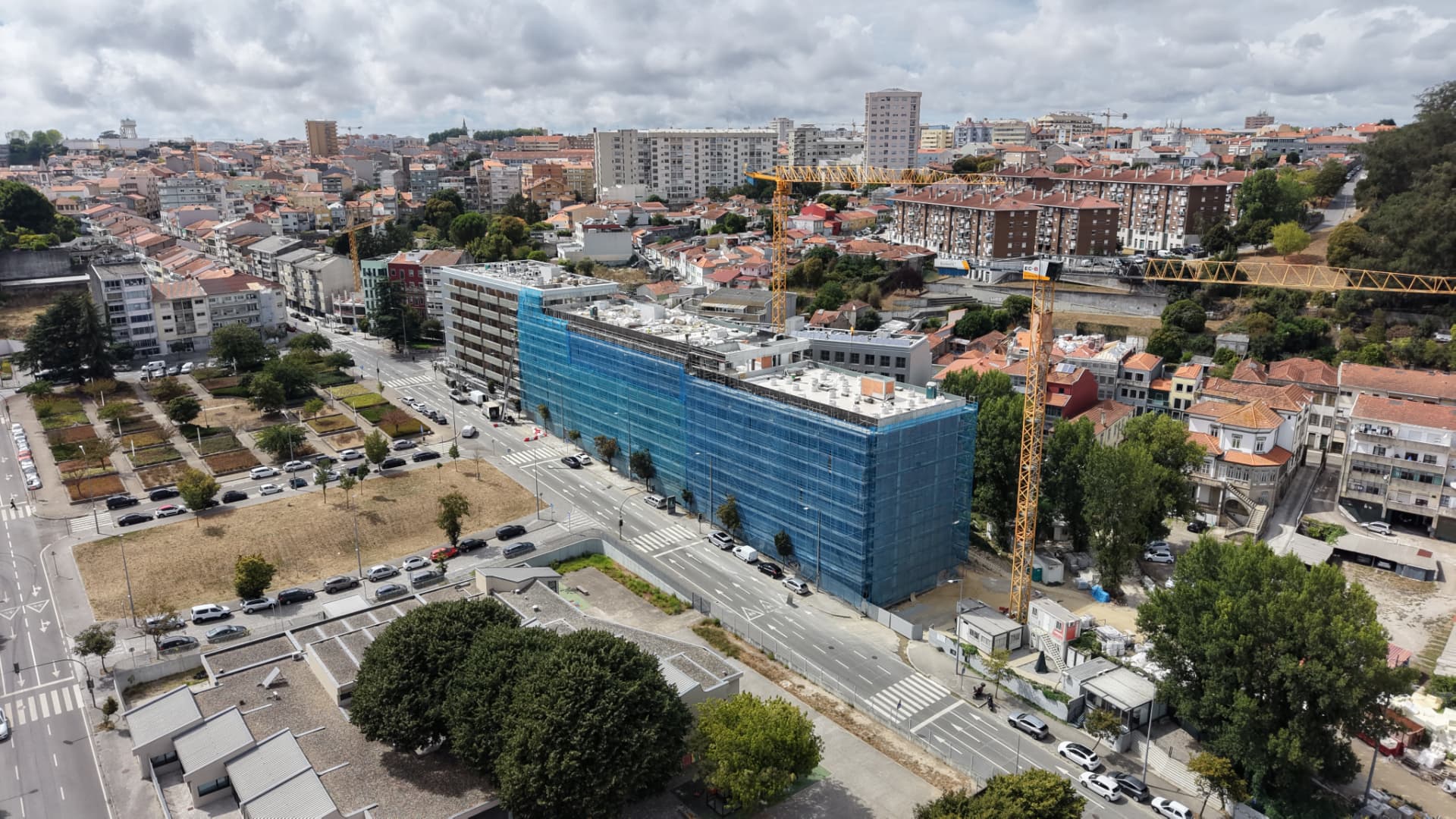 Vista aérea da obra do empreendimento FLORES — agosto 2026