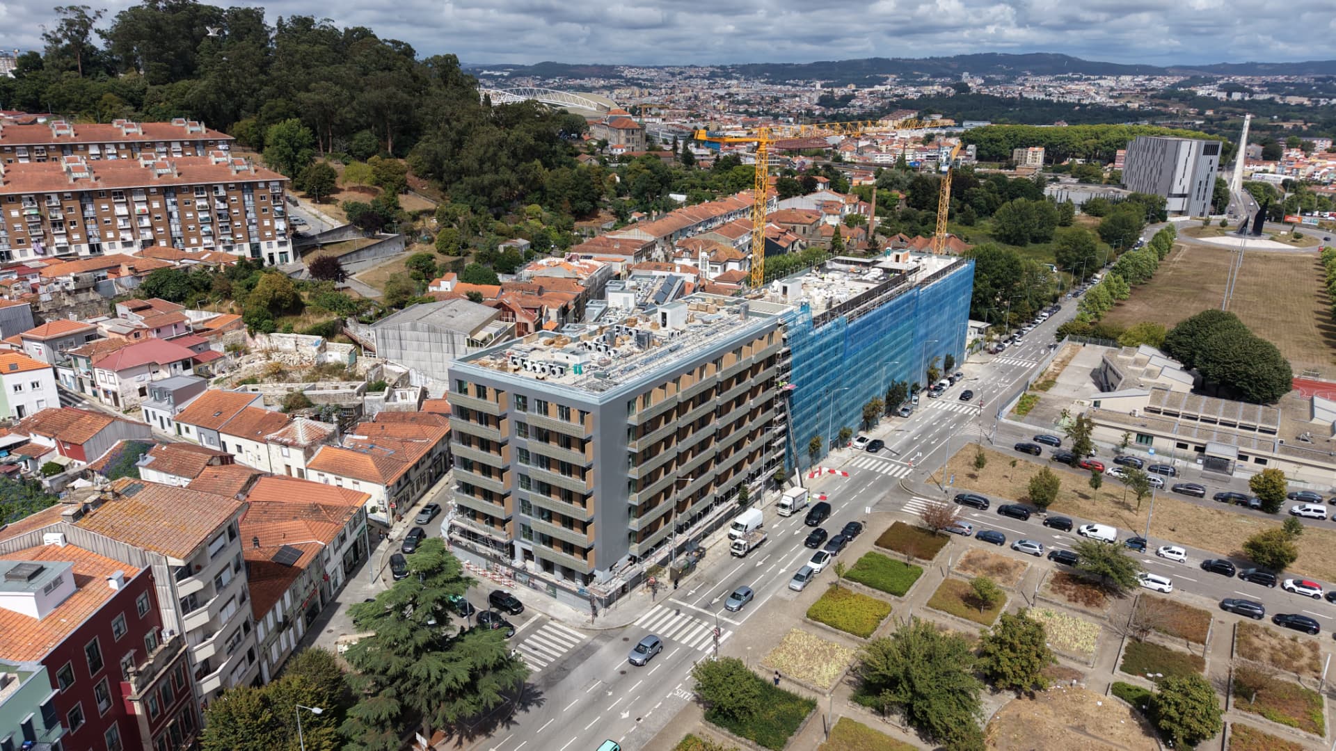 Vista da esquina do edifício em construção — FLORES, agosto 2026
