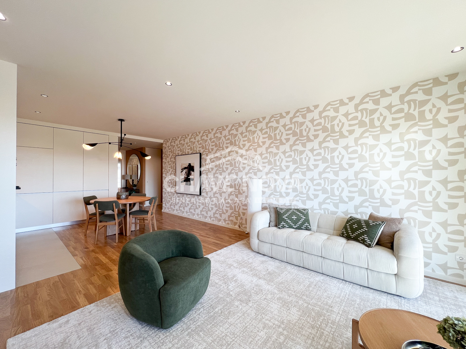 Sala ampla com decoração