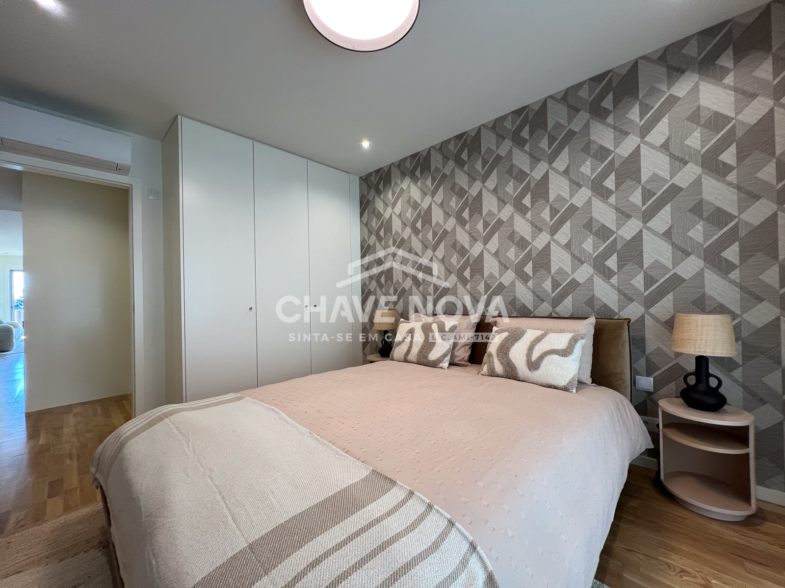 Quarto com roupeiros embutidos